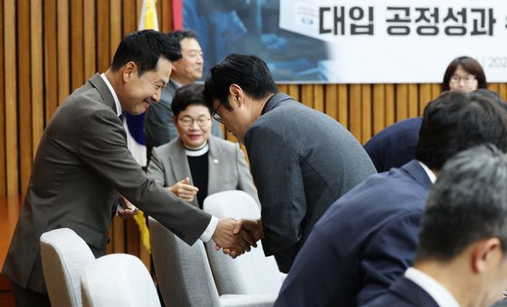 간담회 참석자들과 인사하는 장동혁 대표