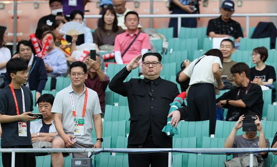 중국계 정치활동가 '하워드X', 남북전 찾아 로켓 들고 경례