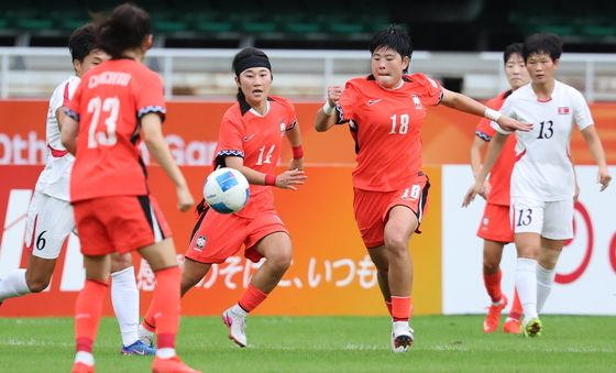 치열한 경기 펼치는 남북 여자 축구 대표팀