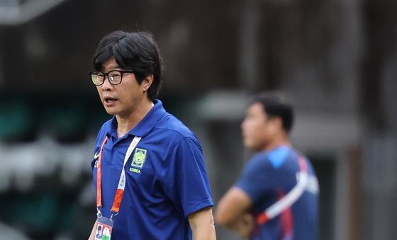 작전 지시하는 대한민국 여자축구대표팀 신상우 감독