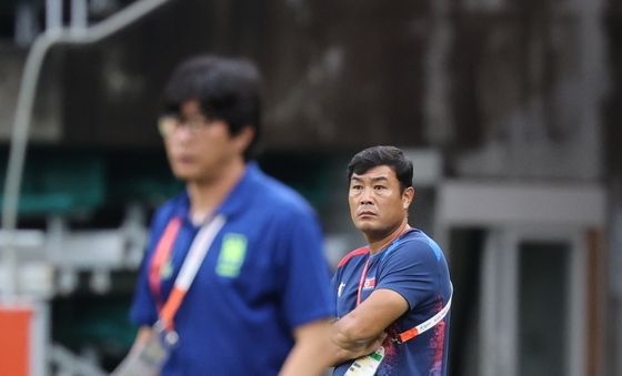 경기 지켜보는 북한 박성진 감독