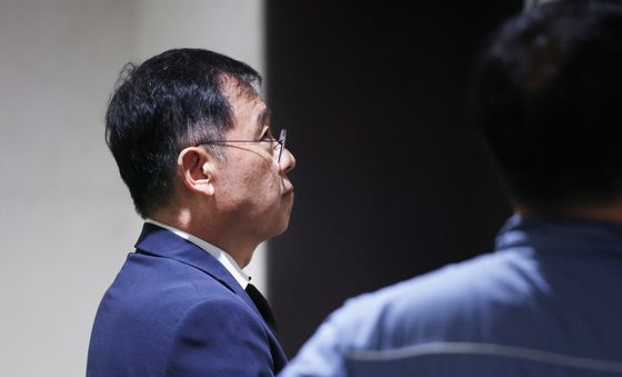 엘리베이터 기다리는 조성현 HL만도 부회장