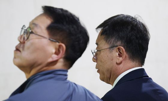 엘리베이터 기다리는 조성현 HL만도 부회장