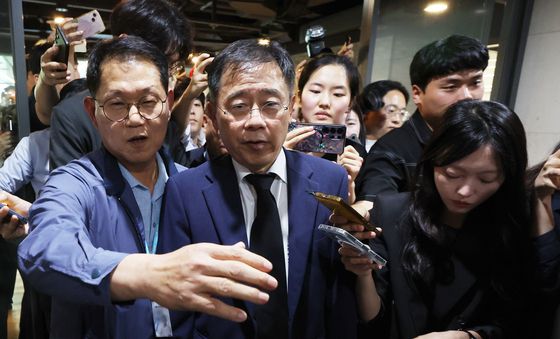 기자회견장 앞에서 발길 돌리는 조성현 부회장