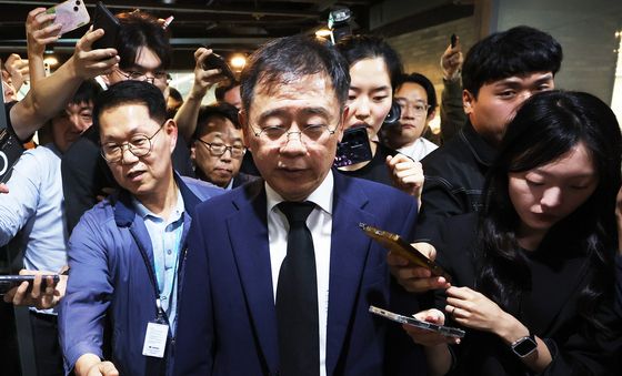 기자회견장 앞에서 발길 돌리는 조성현 부회장