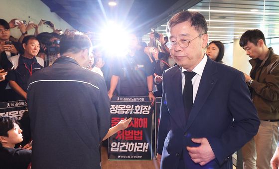 기자회견장 앞에서 발길 돌리는 조성현 부회장