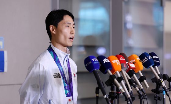 취재진 질문에 답하는 '테크볼 금메달' 이준석