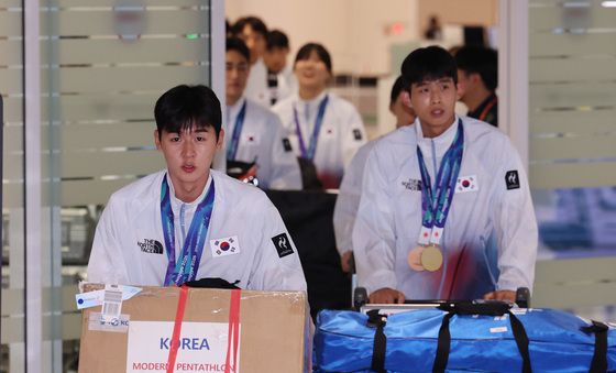 귀국하는 근대5종 국가대표 선수들