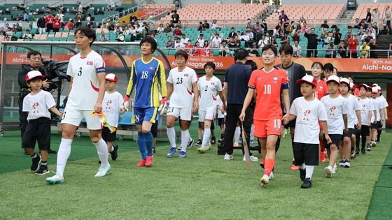 남북 여자축구 '입장'