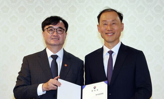 천명수호처 위촉장 받은 김장회 한국상담학회 회장