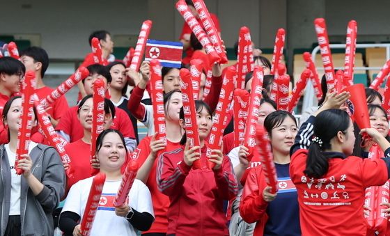 응원하는 북한 축구 응원단