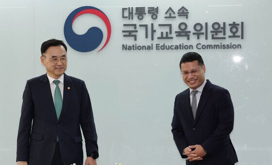 싱가포르 교육부 장관 면담하는 차정인 위원장