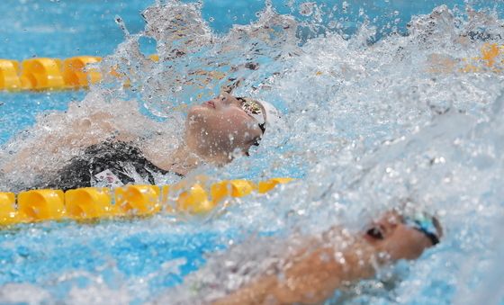 힘차게 물살 가르는 김승원, 50m 배영 '동메달'
