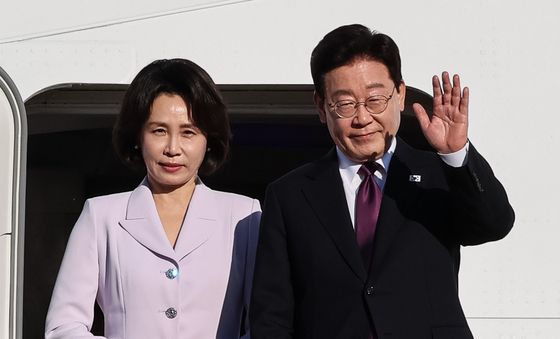 인사하는 이재명 대통령·김혜경 여사