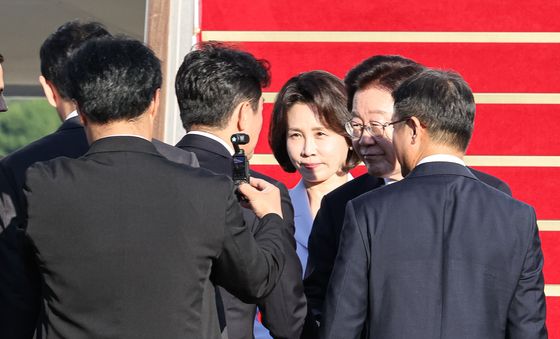 강훈식 비서실장과 인사 나누는 이재명 대통령