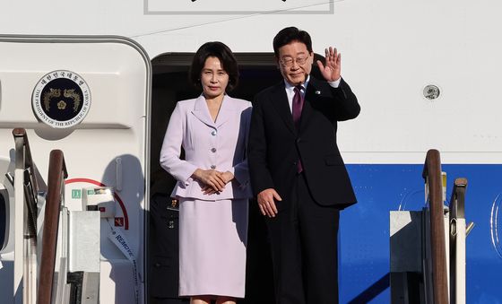 인사하는 이재명 대통령·김혜경 여사