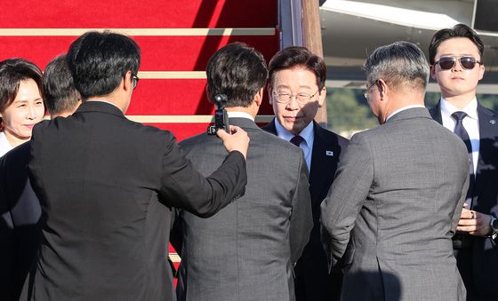 김민석 총리와 인사 나누는 이재명 대통령