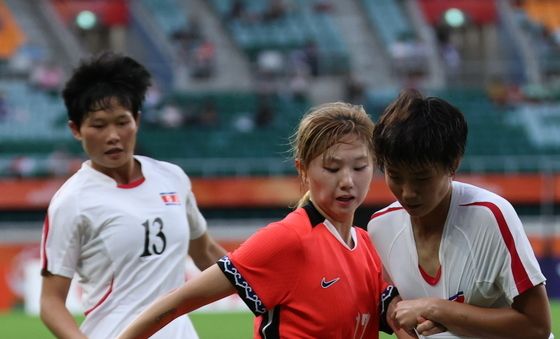 볼다툼하는 윤수정