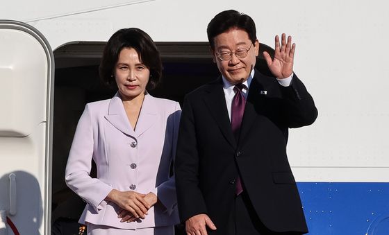 인사하는 이재명 대통령·김혜경 여사