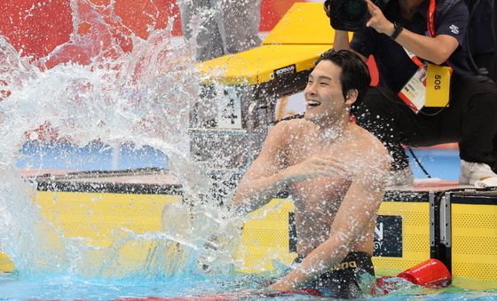 김영범, 자유형 50m 금빛 질주…한국 수영 첫 '금메달'