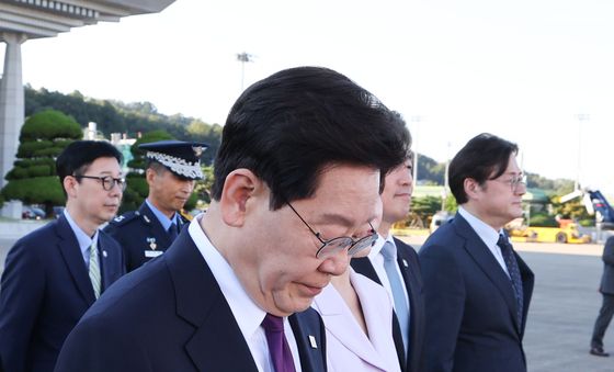 공군1호기 향하는 이재명 대통령