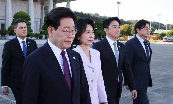 공군1호기 향하는 이재명 대통령