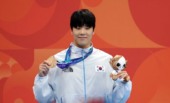 동메달 들어 보이는 지유찬
