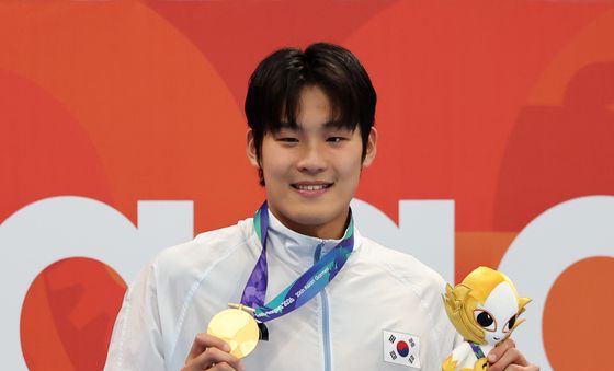 금메달 들어 보이는 김영범