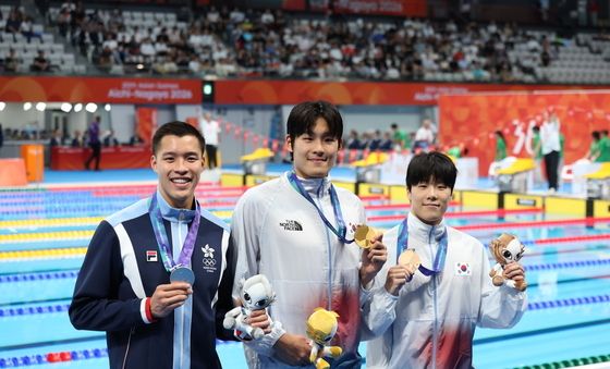 김영범, AG 수영 남자 자유형 50m 금메달…지유찬 동메달