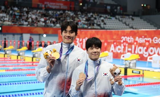함께 메달 들어 보이는 김영범·지유찬