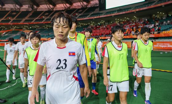 여자축구 남북대결 '무승부' 굳은 표정의 北