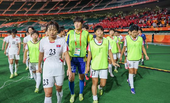 여자축구 남북 대결 무승부, 굳은 표정의 北