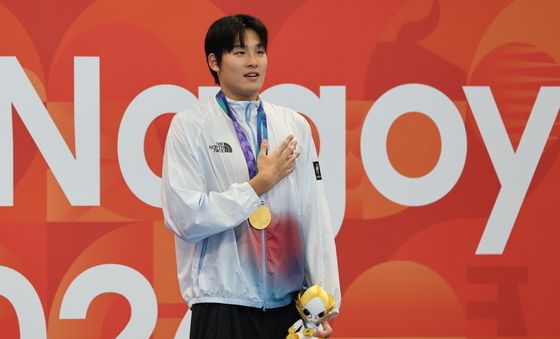 시상대 제일 높은 곳에 선 김영범