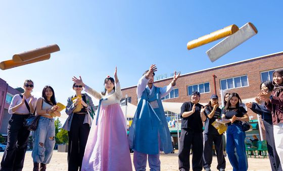 외국인 유학생들의 신나는 윷놀이