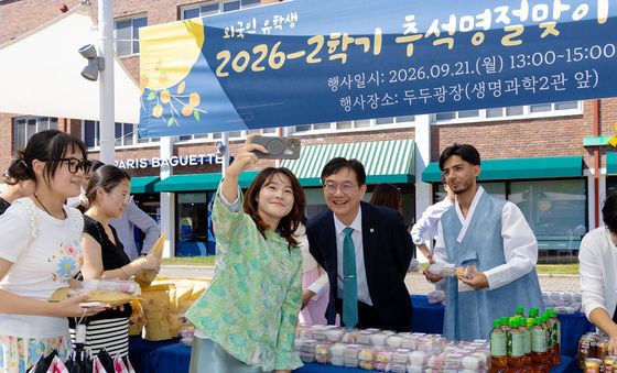윤재웅 대구대 총장, 외국인 유학생과 함께