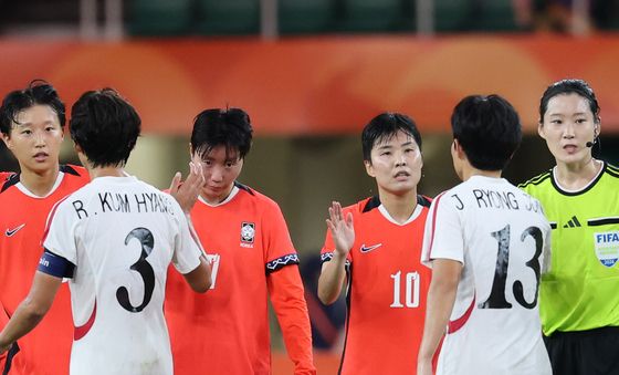 전령정과 인사하는 지소연