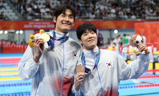 남자 50m 김영범·지유찬, '메달 들고 활짝'