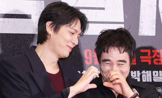 이민호·배성우, 하트는 부끄러워