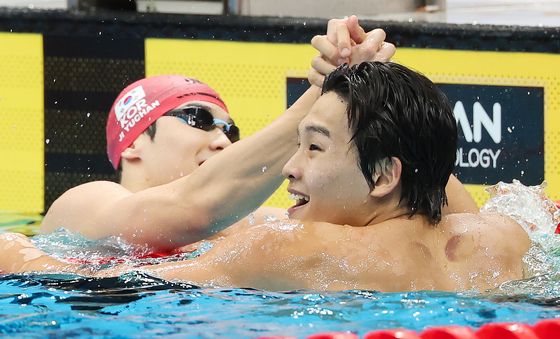서로 축하해주는 김영범·지유찬