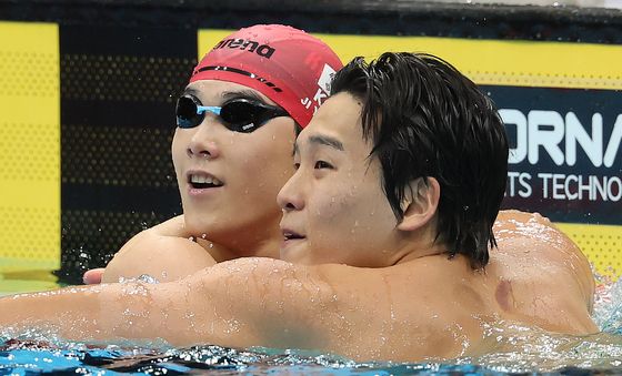 서로 축하해주는 김영범·지유찬