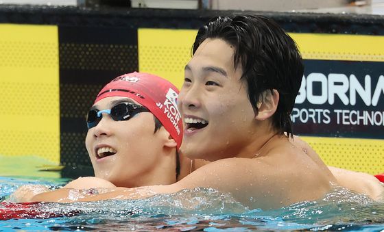서로 얼싸 안은 김영범·지유찬