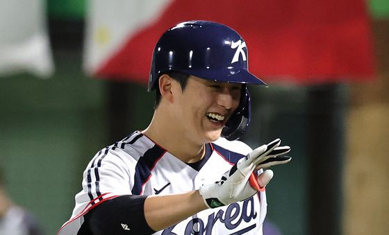 미소짓는 조형우