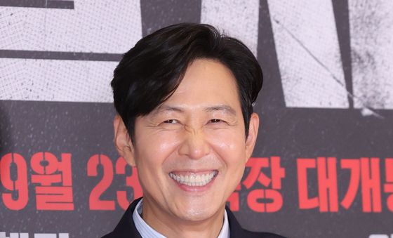 '암살자(들)' VIP 시사회 찾은 이정재