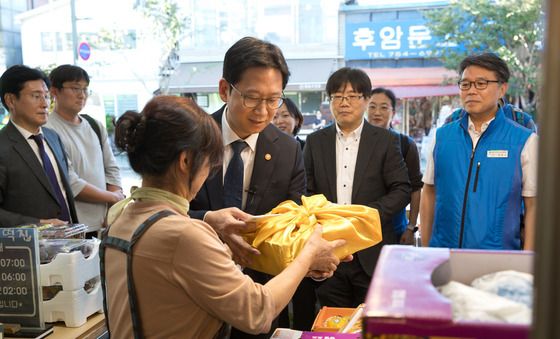 전통시장에서 사회복지시설 위문 물품 구매하는 배경훈 부총리