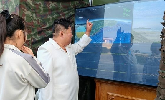 北, '극초음속 SRBM' 기술 확보 선언…"적들에 불치의 두통 안겼다"