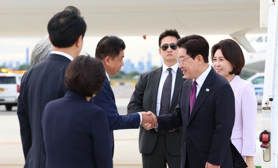환영객과 인사 나누는 이재명 대통령