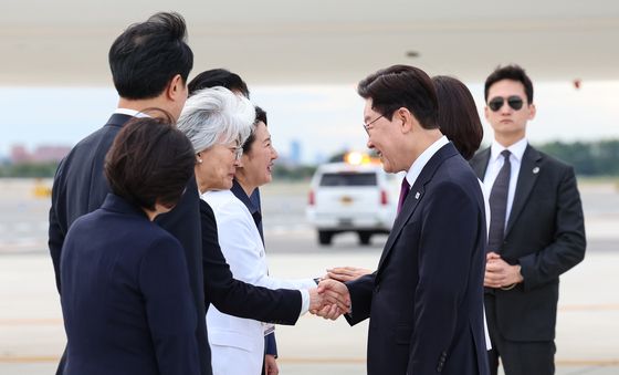 강경화 대사와 인사하는 이재명 대통령
