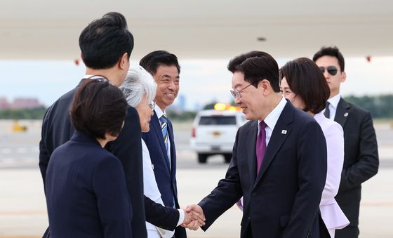 강경화 대사와 인사하는 이재명 대통령