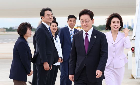발걸음 옮기는 이재명 대통령