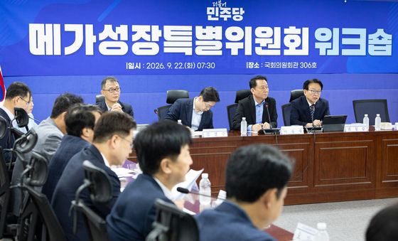 메가성장특위 워크숍 발언하는 권칠승 상임부위원장